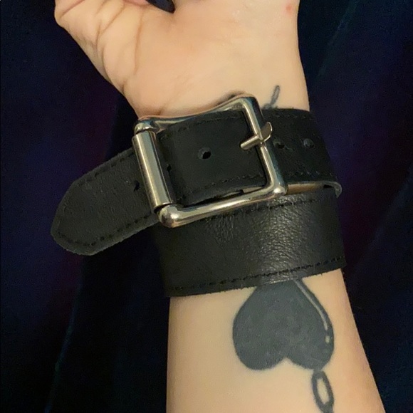 Leather buckle choker/cuff - Picture 2 of 3